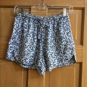 🖤 BRANDY MELVILLE White Floral Eve shorts